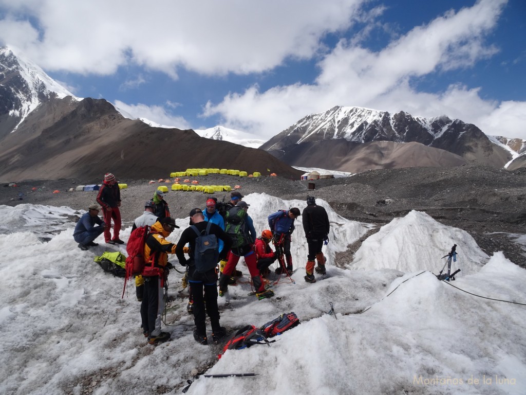 Prácticas en el Glaciar Lenin, detrás el Campo 1 y al fondo el pico Yukhin